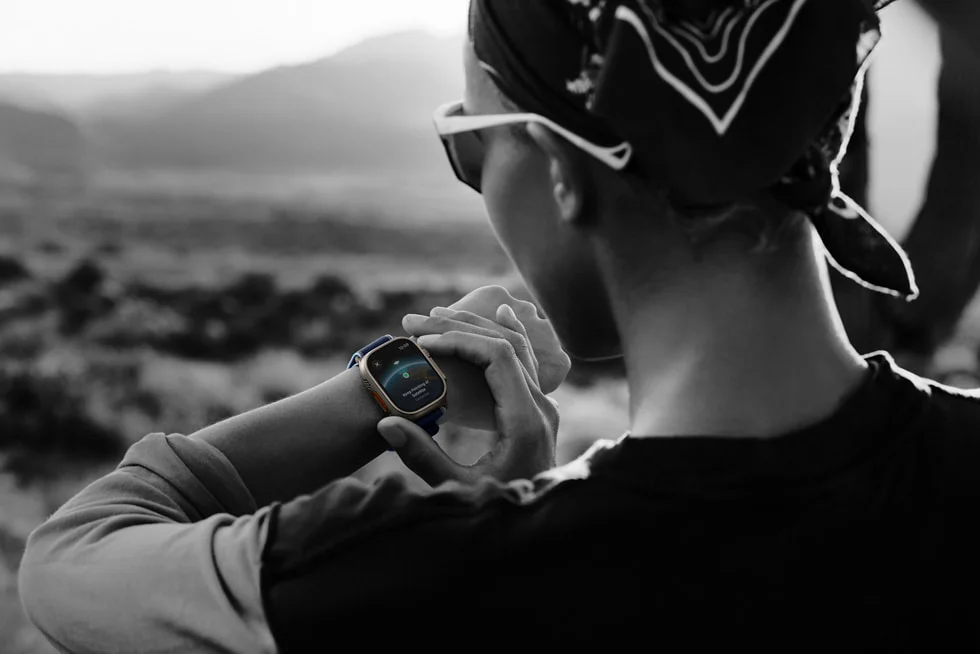 Apple Watch Ultra 3で地図を見るハイカーの背面