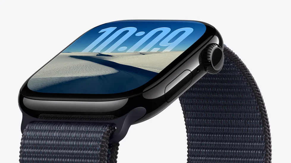ブラックのApple Watch Series 11の側面と砂漠の文字盤