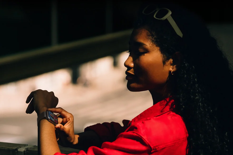 Apple Watch Series 11の画面を確認する女性ユーザー