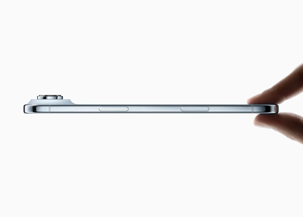 指で持たれたiPhone Airの薄型側面