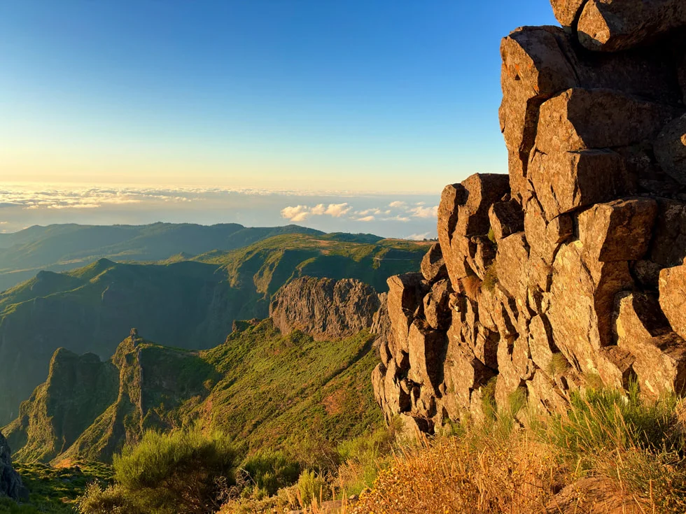 iPhone Airで撮影された山々の壮大な風景