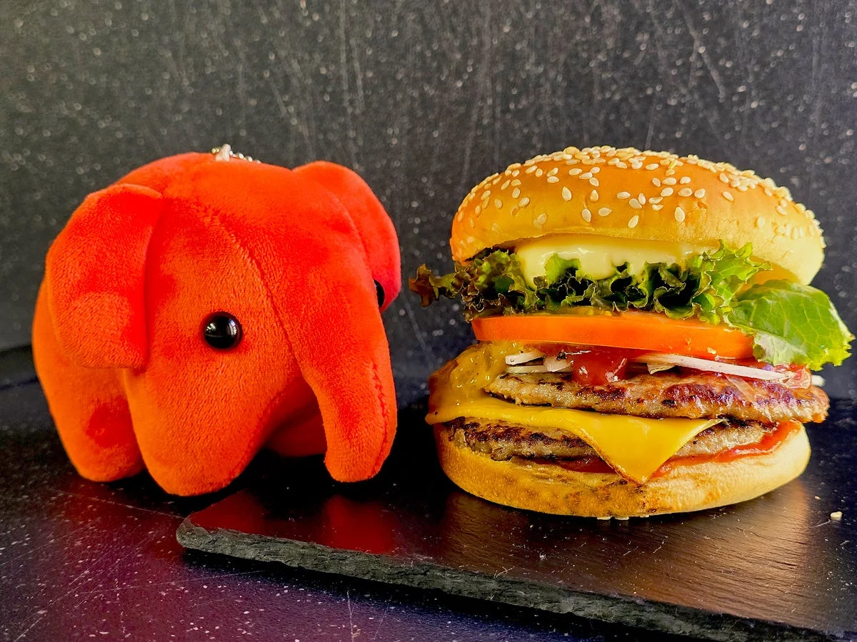 ドムドムハンバーガーの美味しそうなハンバーガーと象のキャラクター