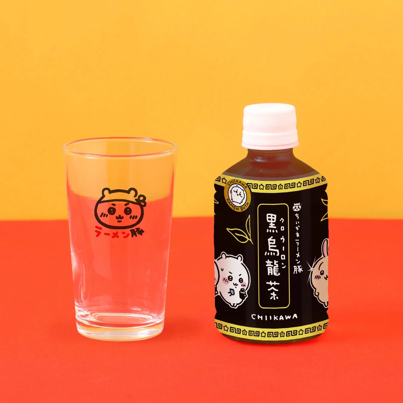 ちいかわラーメン豚のドリンク「黒烏龍茶」とオリジナルお冷グラス