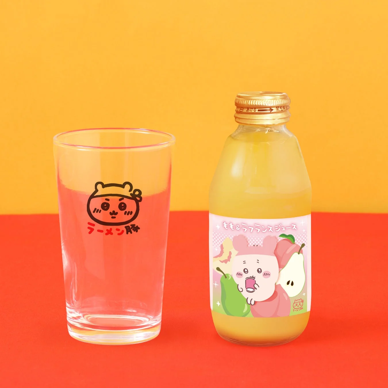 ちいかわラーメン豚のドリンク「古本屋のもも＆ラフランスジュース」とグラス