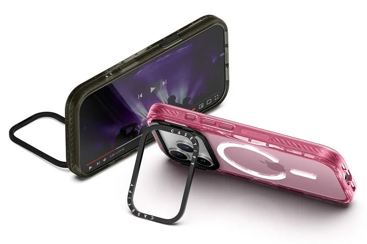 スタンド機能で動画視聴するCASETiFYケース