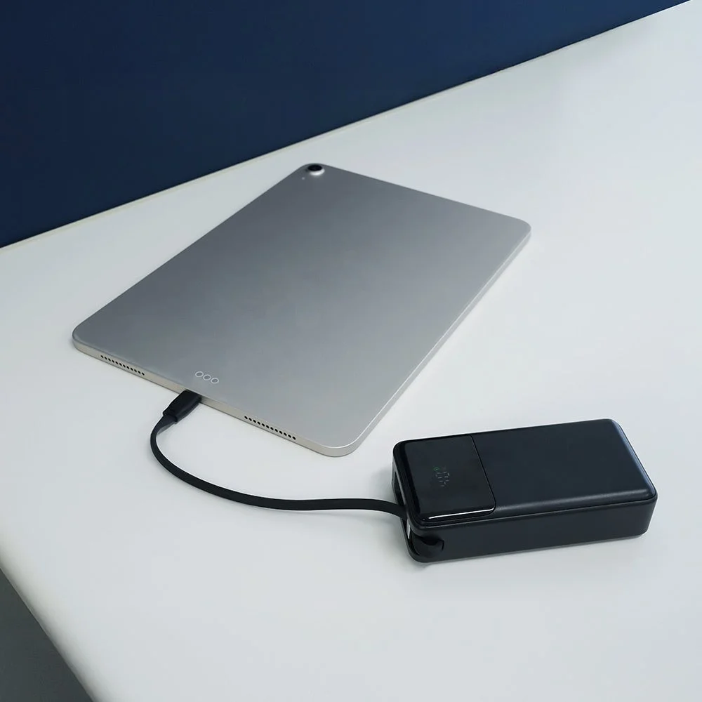 USB Type-Cケーブル一体型モバイルバッテリーでタブレットを充電中