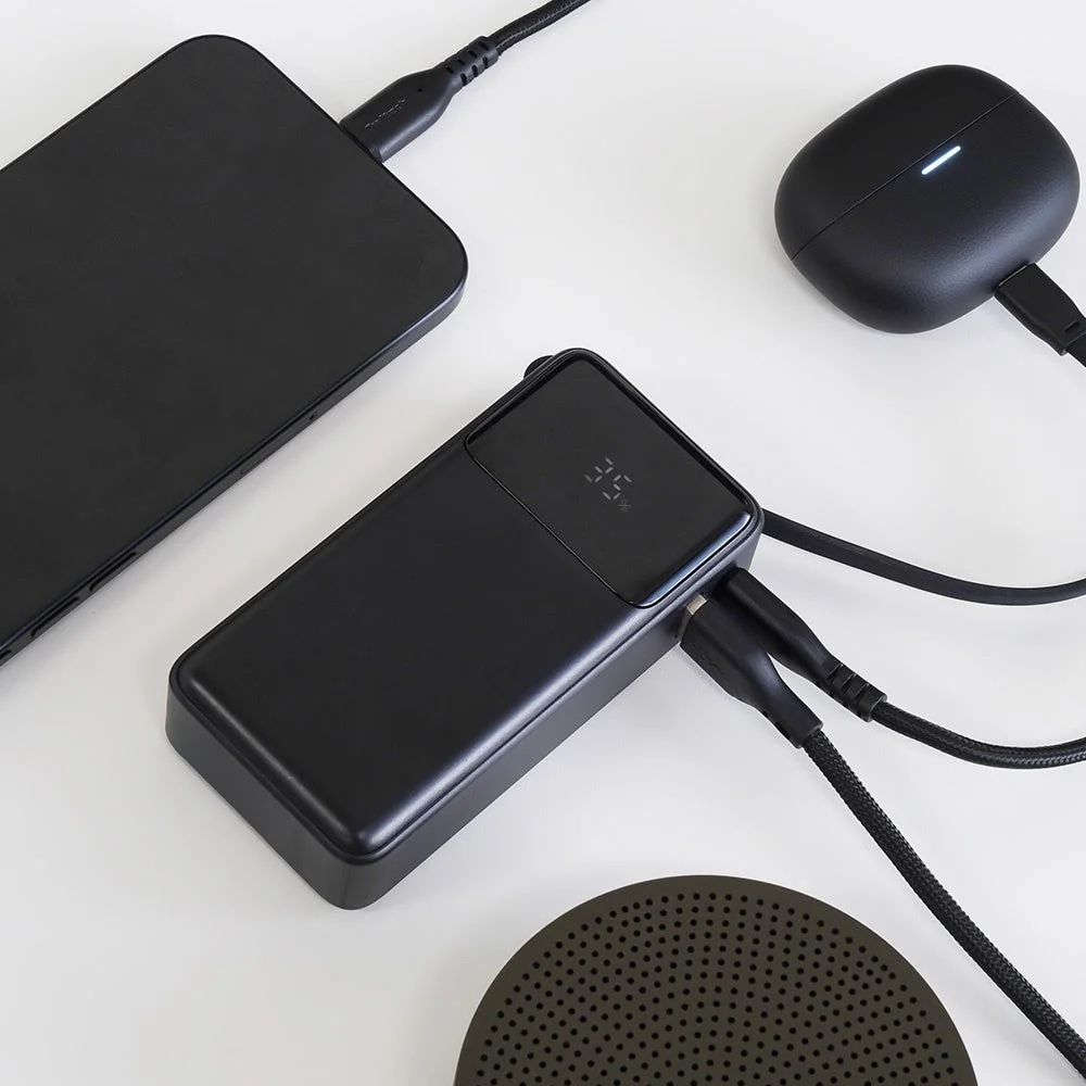 モバイルバッテリーでスマートフォンとワイヤレスイヤホンなどを同時充電