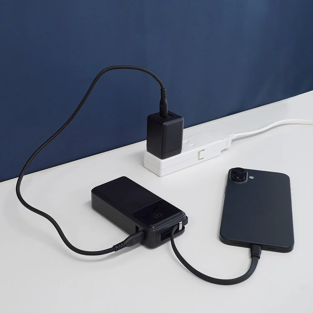 AC充電器でモバイルバッテリーを充電しつつスマートフォンも充電（パススルー）