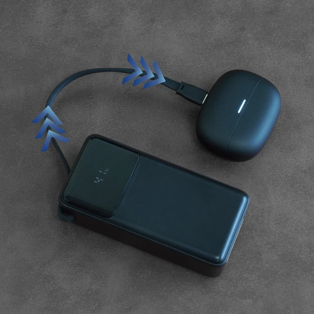 低電流モードでワイヤレスイヤホンを充電するモバイルバッテリー