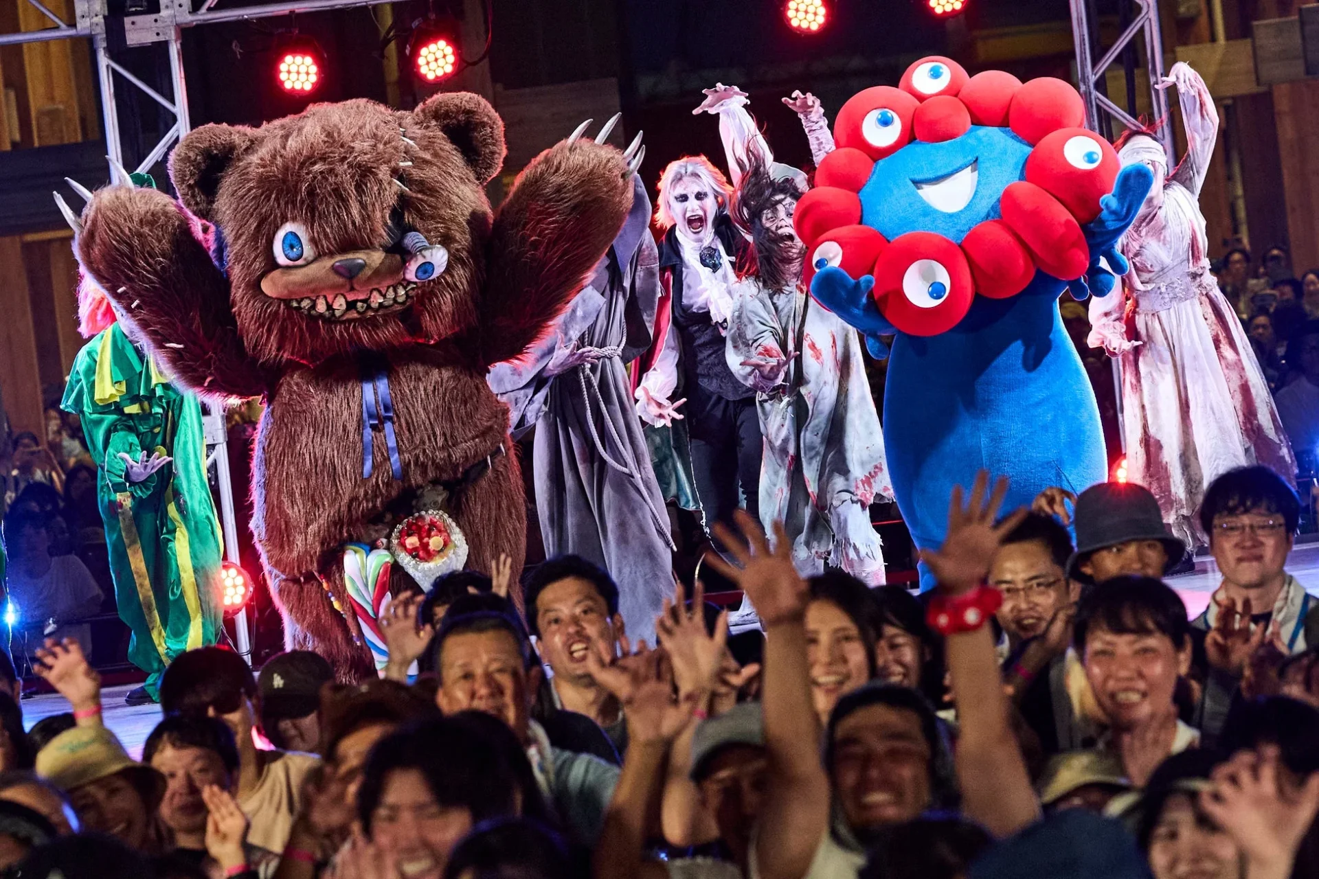 USJ×大阪・関西万博が初コラボ！　ミャクミャクとハミクマが共演したゾンビ・デ・ダンス特別ステージ開催