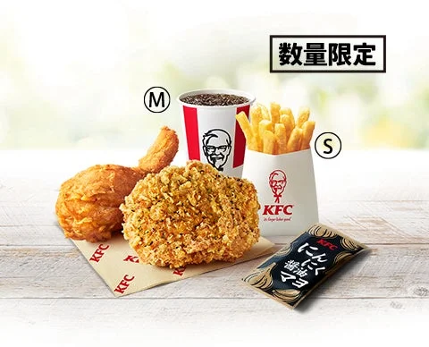 「食べくらべセット」のにんにく醤油チキン、オリジナルチキン、ポテト、ドリンク。