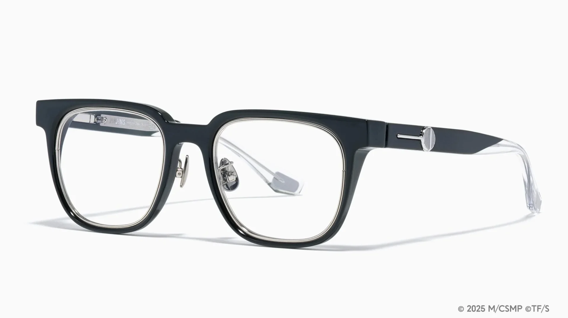 マキマモデルのコラボ眼鏡 斜め