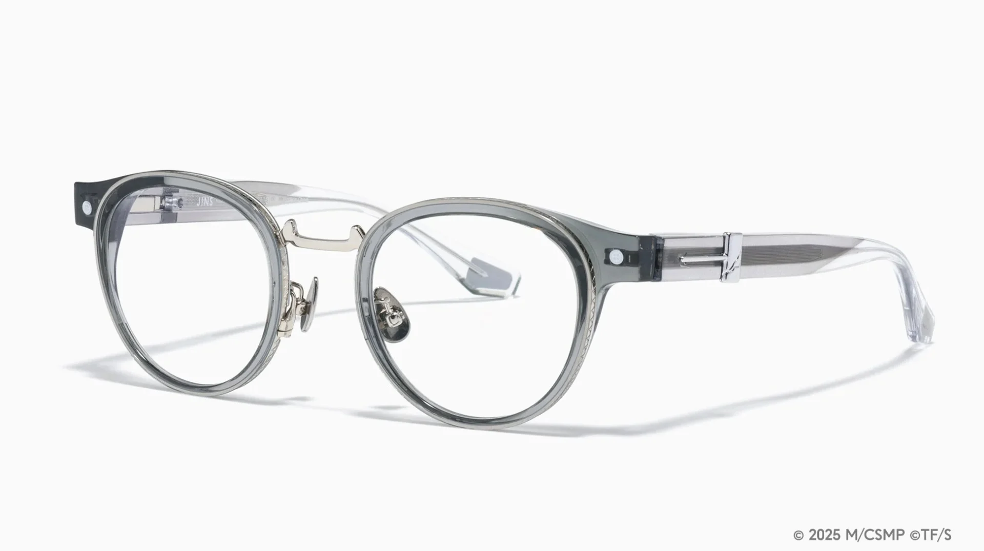 パワーモデルのコラボ眼鏡 斜め