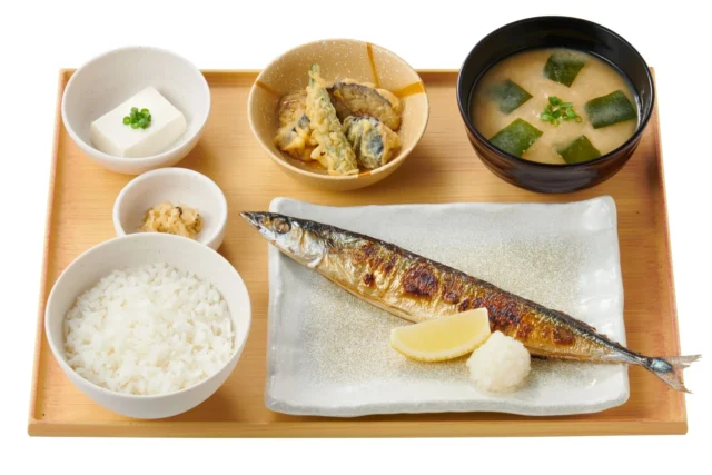 やよい軒「揚げ出し茄子小鉢付 さんまの塩焼定食」の全体像