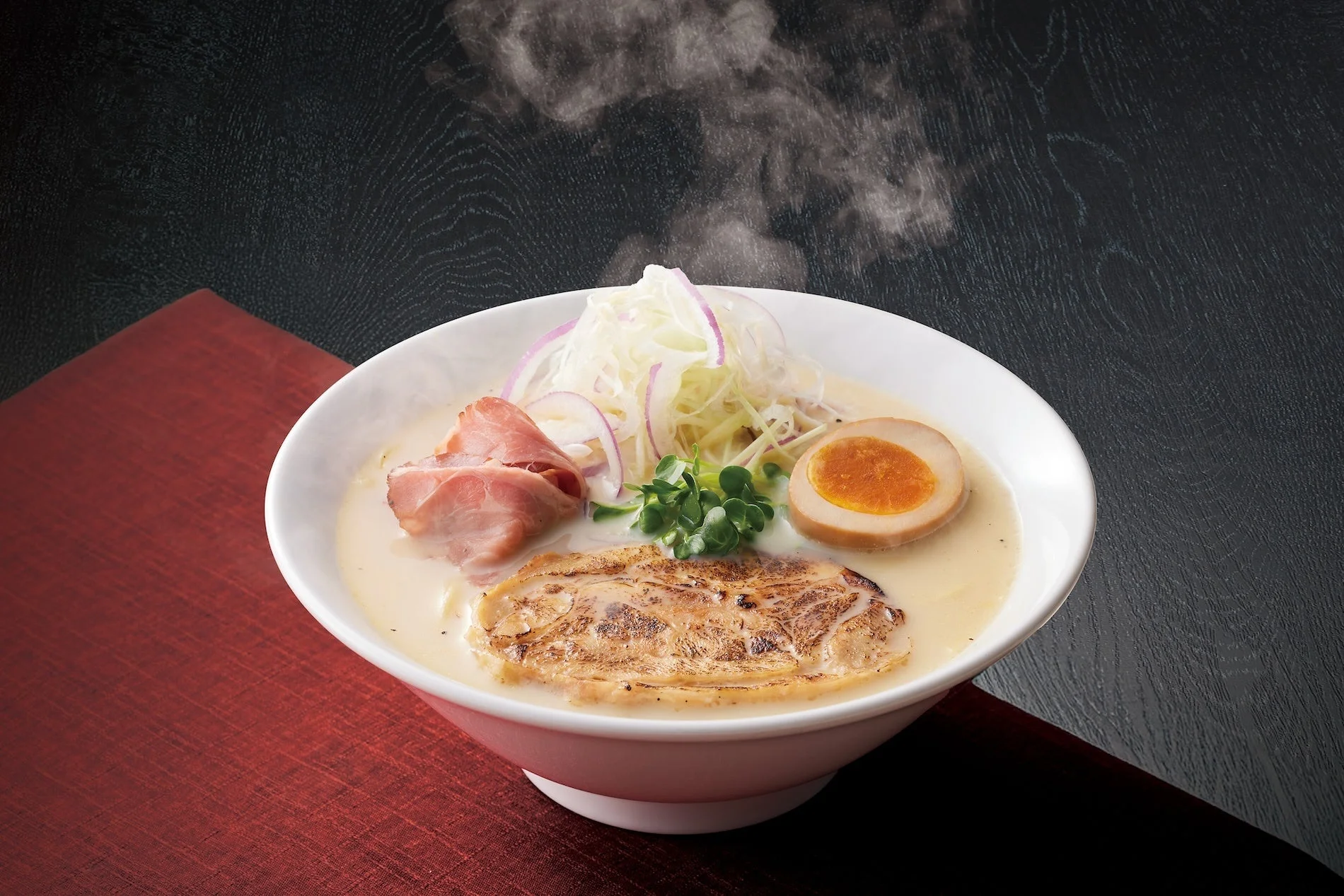具材がたっぷり乗った「濃厚鶏白湯そば」
