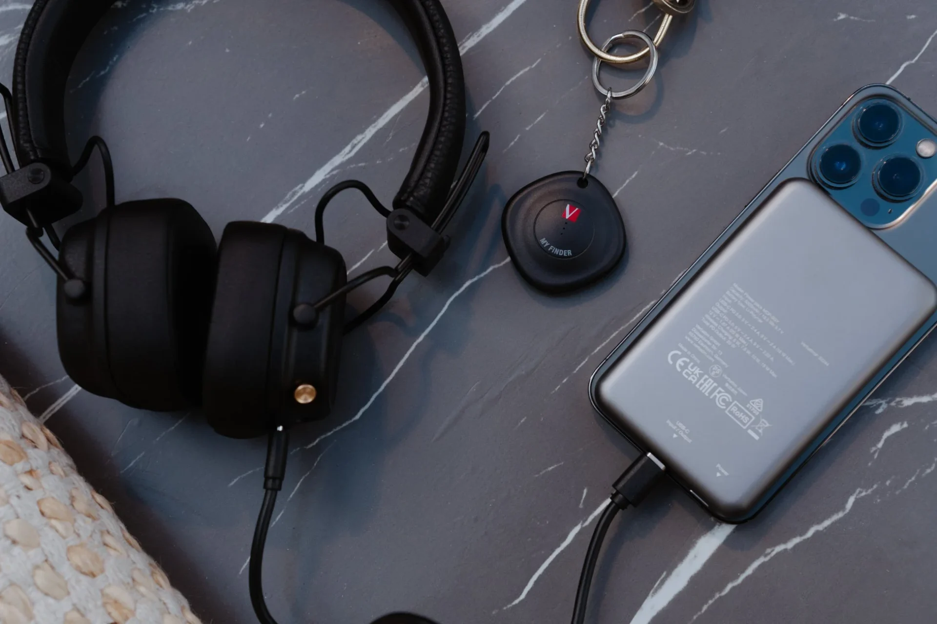 MagSafeモバイルバッテリーでスマホとヘッドホンを同時充電する様子