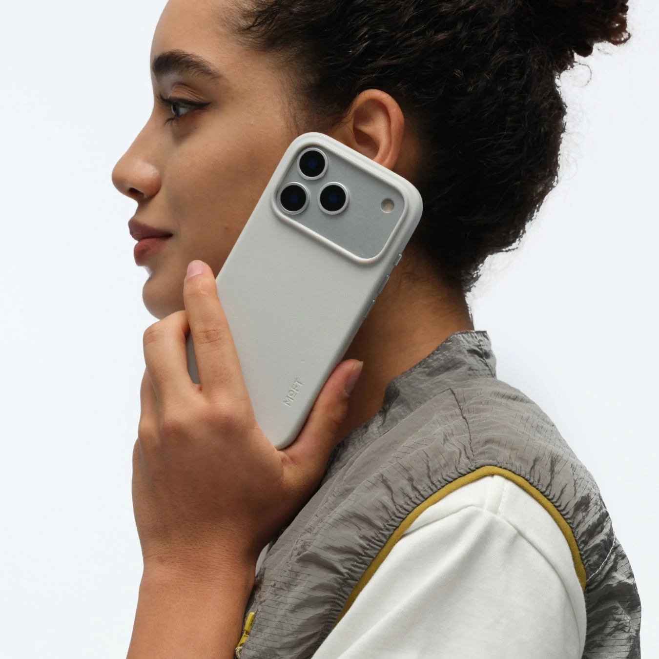 白いMOFT製iPhone17ケースを顔に当てて持つ女性