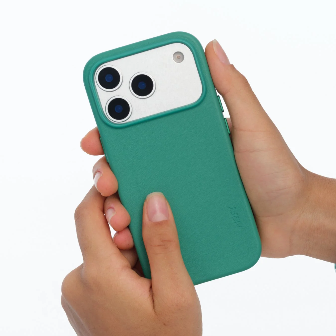両手で緑色のMOFT製iPhone17ケースを持つ様子