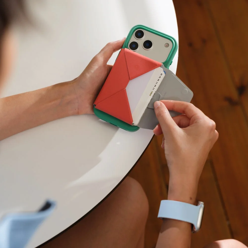 iPhoneにMOFT多機能カードケースをマグネットで装着する女性