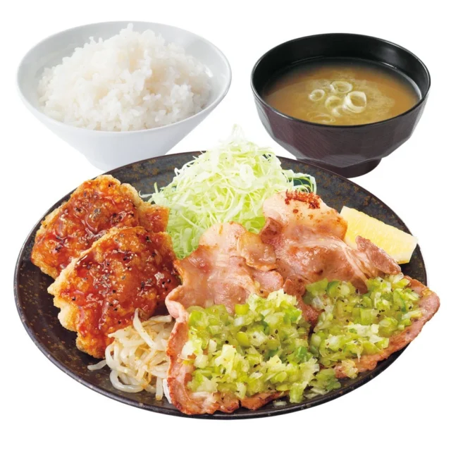 黒胡椒からあげとねぎ塩焼き定食の全体写真
