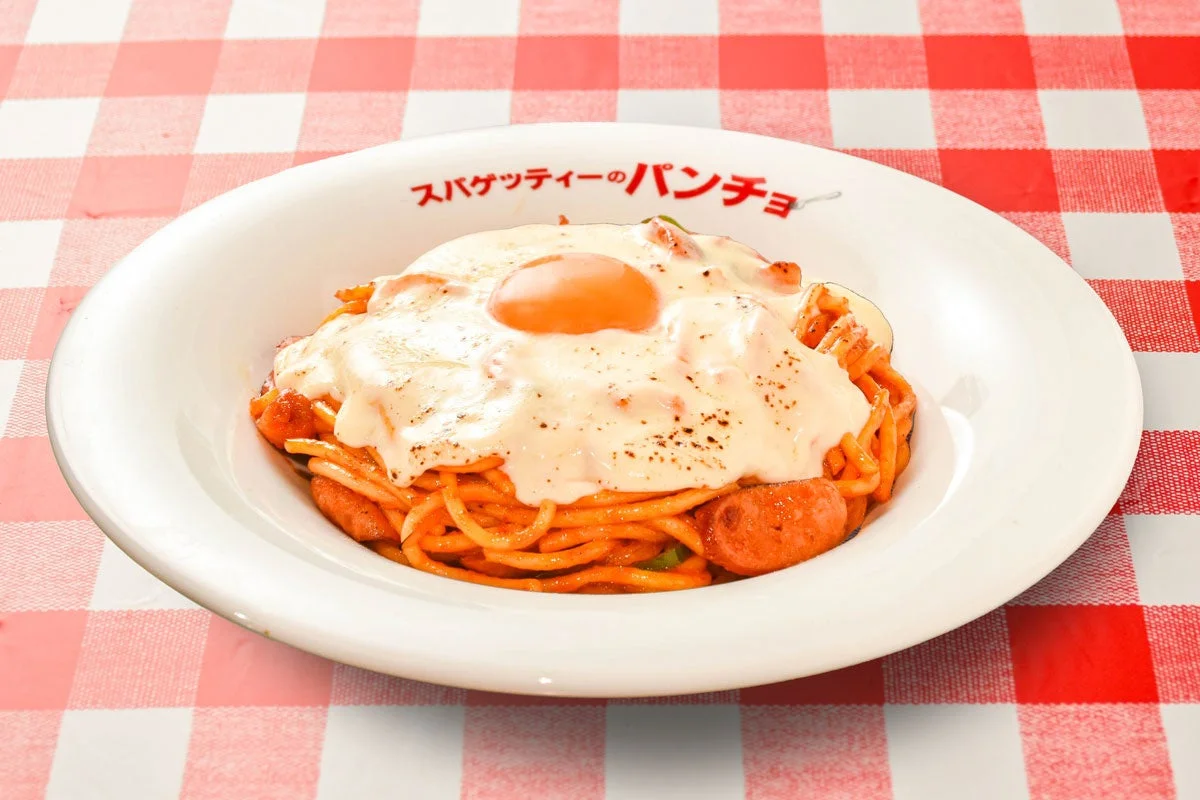 ナポリタンの上にホワイトチーズソースと卵黄が乗った「ぶっかけチーズ月見」