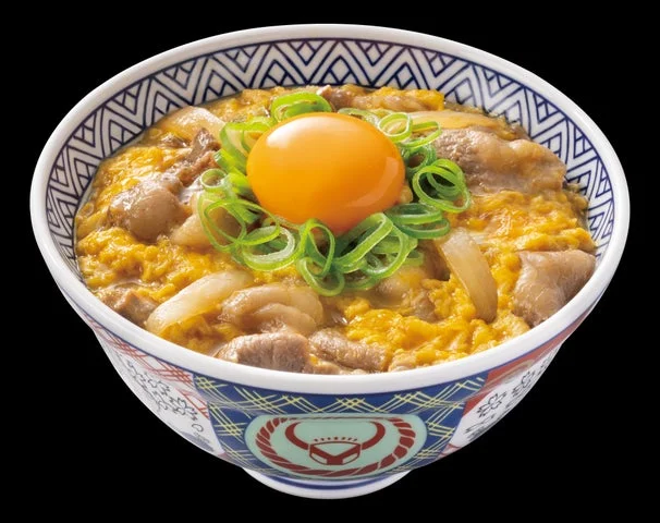 吉野家の月見牛とじ丼の全景、生卵とネギがトッピング