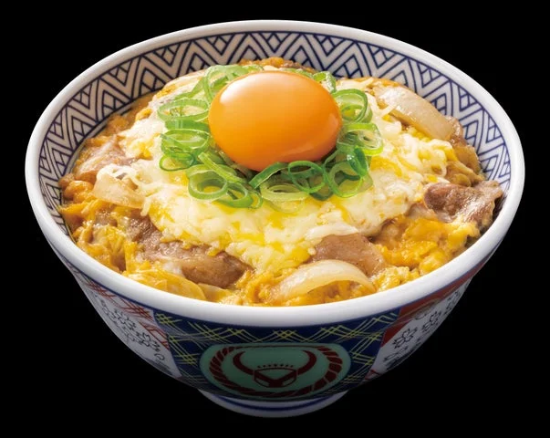 とろーりチーズが食欲をそそる吉野家のチーズ月見牛とじ丼
