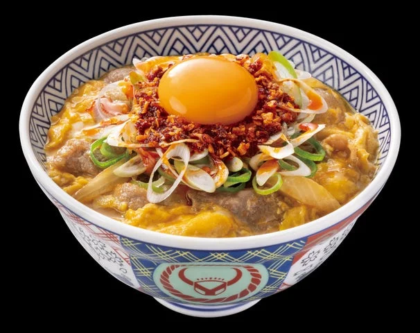 ピリ辛ねぎラー油と生卵が乗った吉野家のねぎラー油月見牛とじ丼