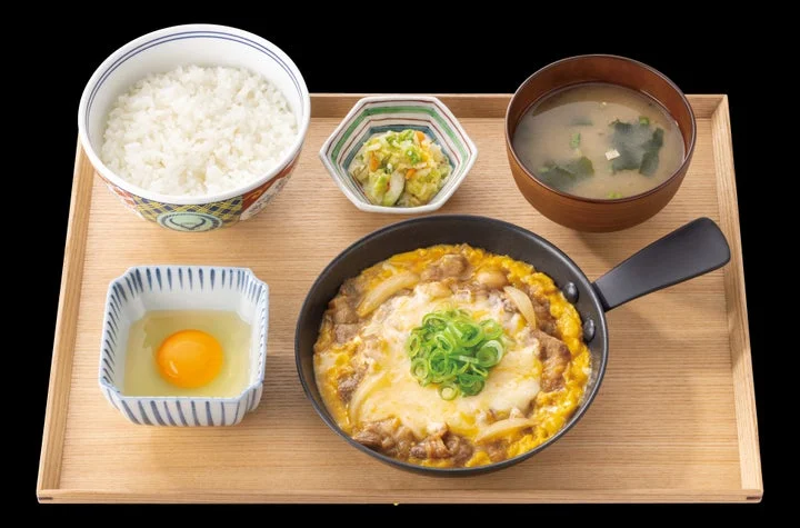 とろけるチーズが特徴の吉野家チーズ月見牛とじ御膳
