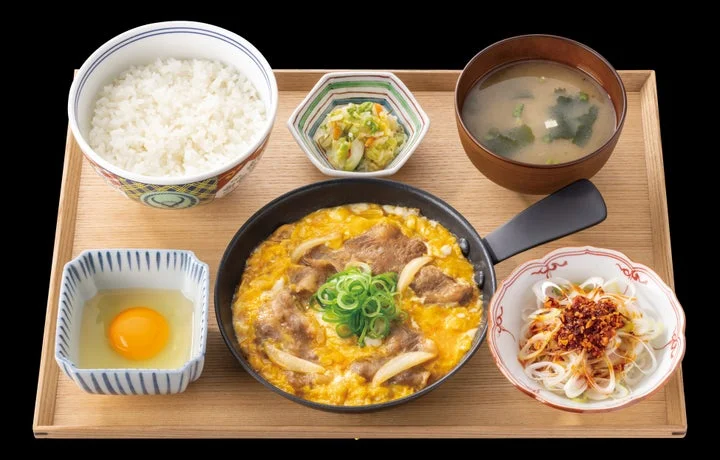ねぎラー油がたっぷり乗った吉野家のねぎラー油月見牛とじ御膳