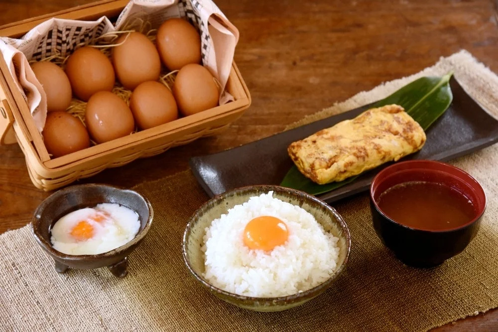 卵かけご飯、温泉卵、卵焼きなどが並ぶ豪華な朝食