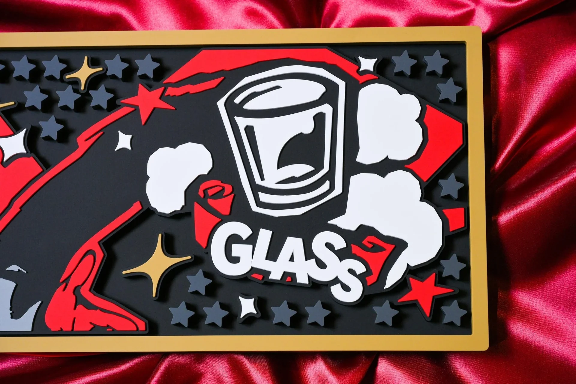 カウンターマットの「GLASS」ロゴ部分クローズアップ
