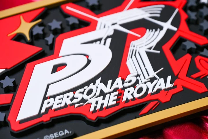 カウンターマットにデザインされた「P5 THE ROYAL」ロゴ