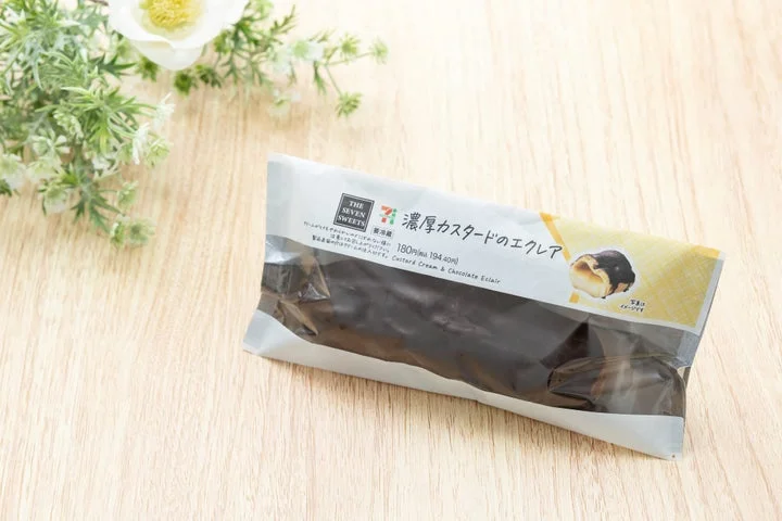 セブン-イレブン 濃厚カスタードのエクレアのパッケージ