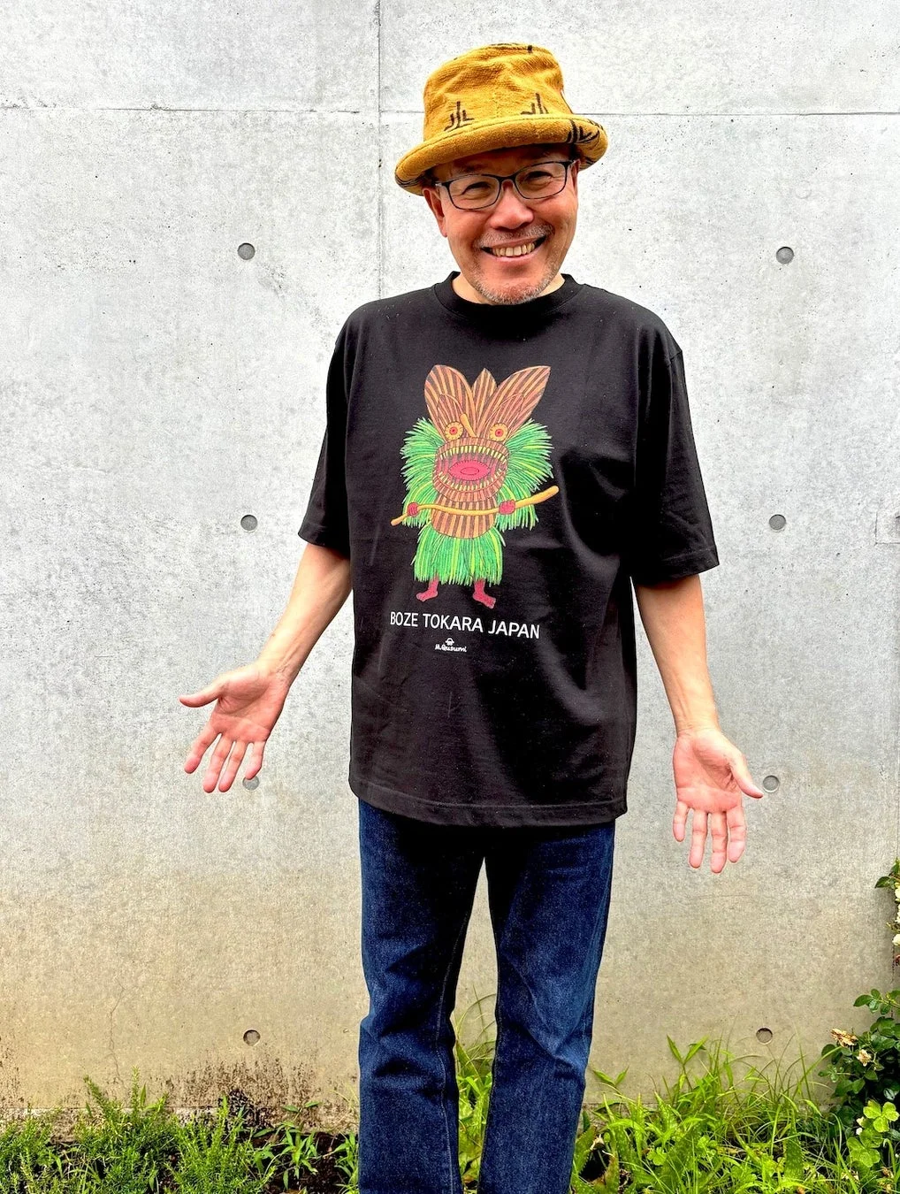久住昌之氏がデザインしたボゼTシャツを着用した様子