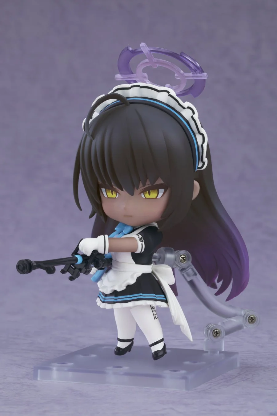 ねんどろいど 角楯カリンがスナイパーライフルを担ぐ姿