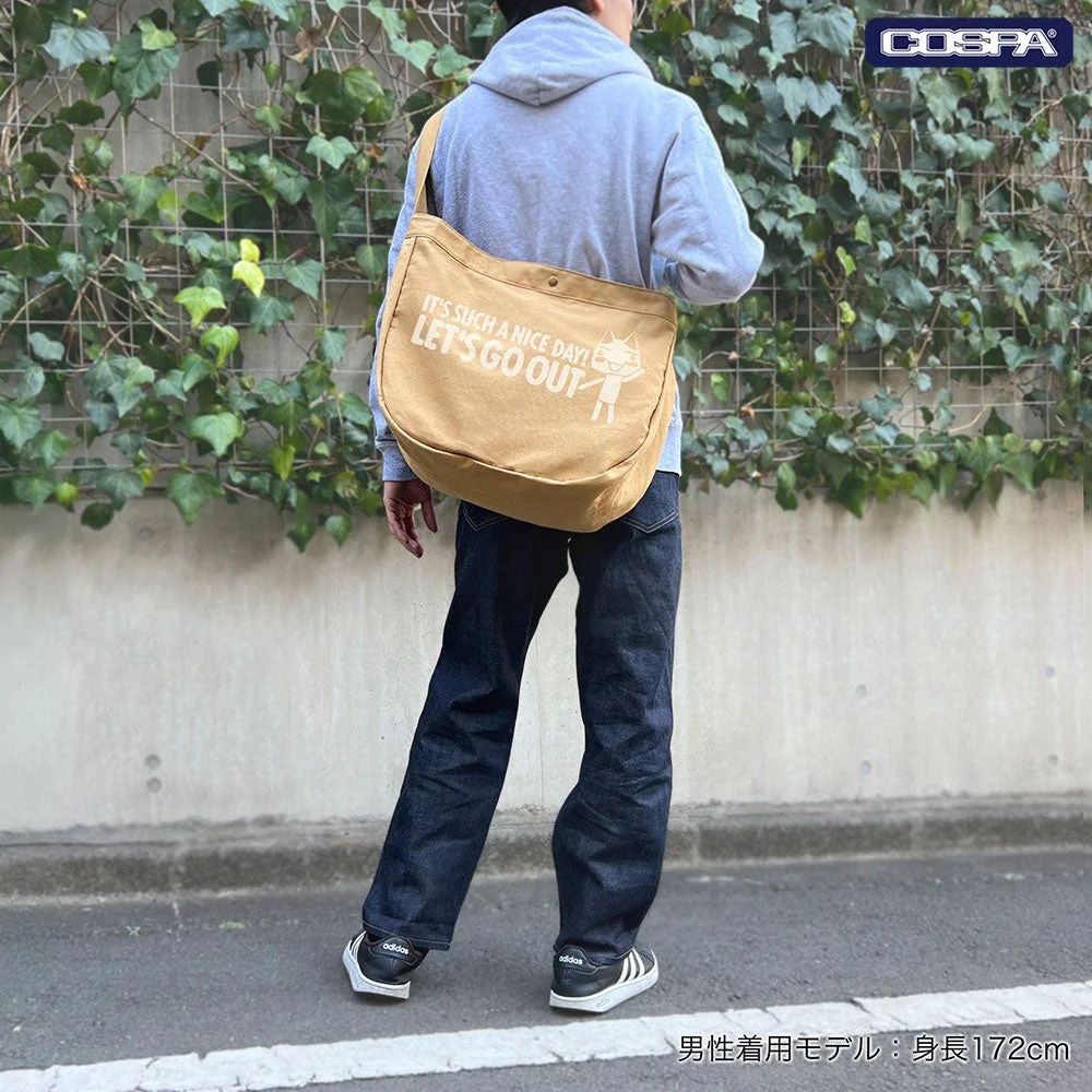 ニュースペーパーバッグを肩にかけた男性モデルの後ろ姿