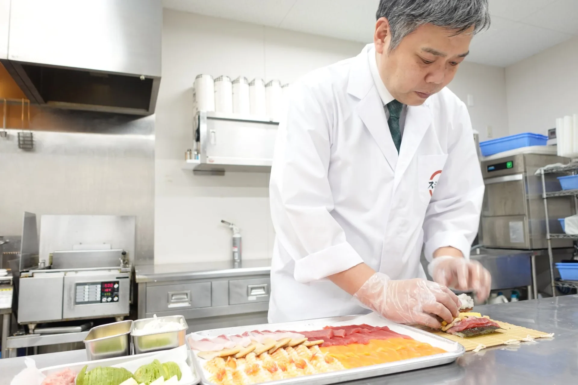 スシロー商品開発担当の高村岳志さんがキンパを調理中