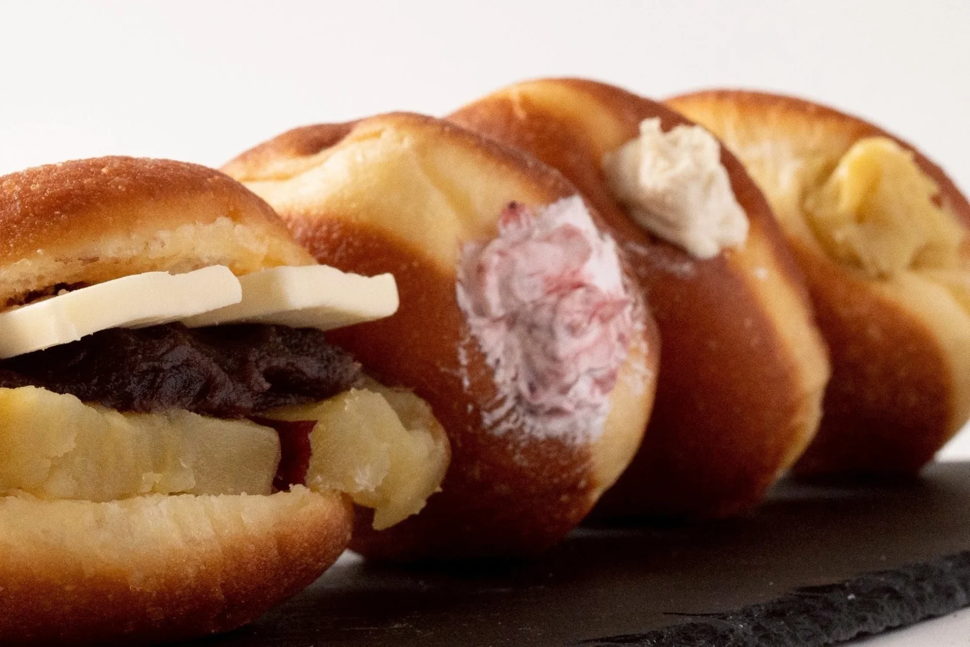 あんバターサンドや様々なフレーバーの生クリームパンが並ぶ