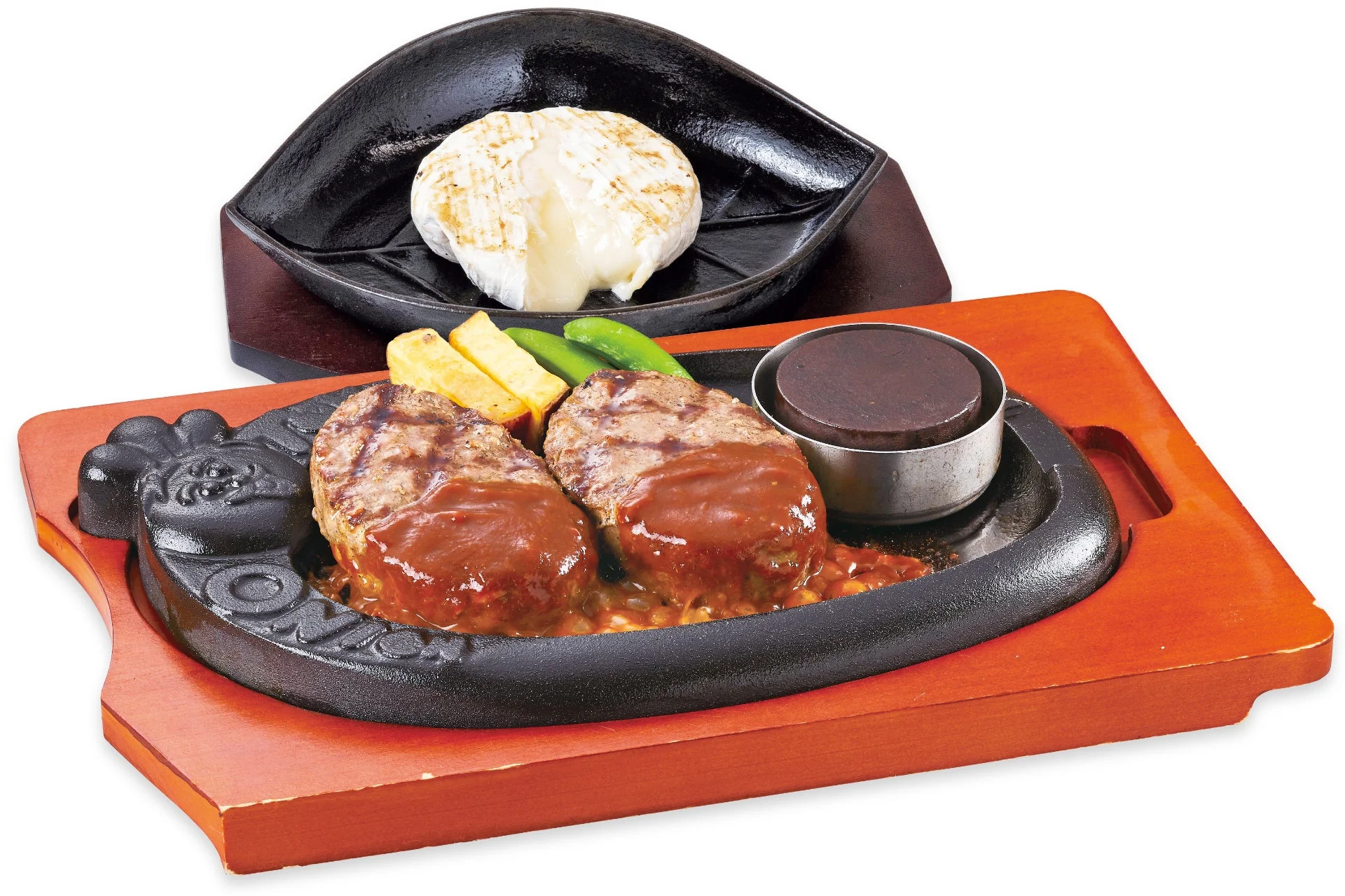 焼きカマンベールチーズを添えた牛肉100%弾丸ハンバーグ。
