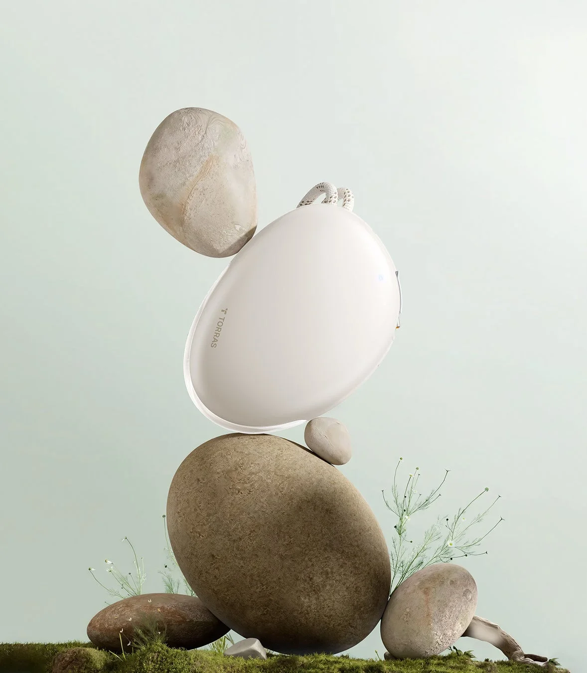 川石のような丸みを帯びたデザインのFlexLine Pebbleが積み石の上に置かれている様子