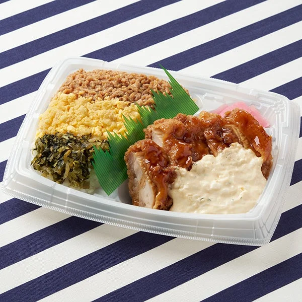 ファミリーマートの3色そぼろ＆チキン南蛮弁当