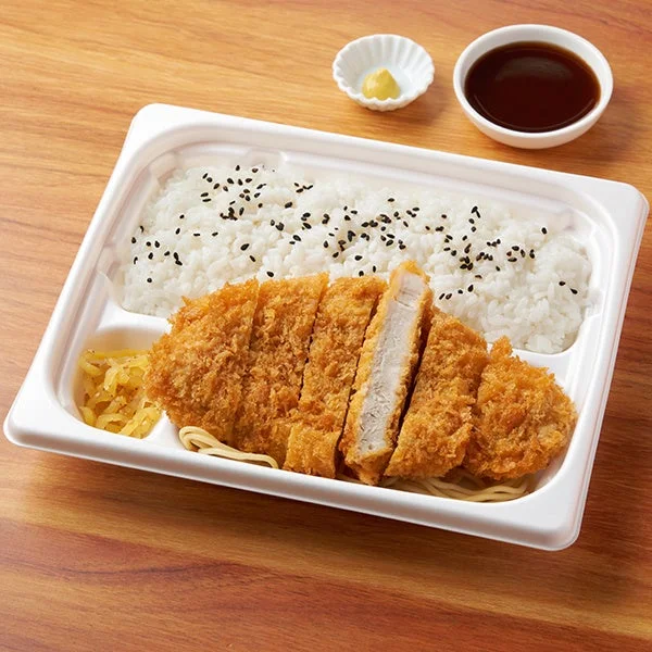 ファミリーマートの肉の旨味感じるとんかつ弁当