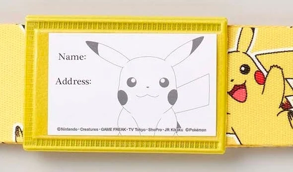ピカチュウデザインのスーツケースベルトのネームタグ部分