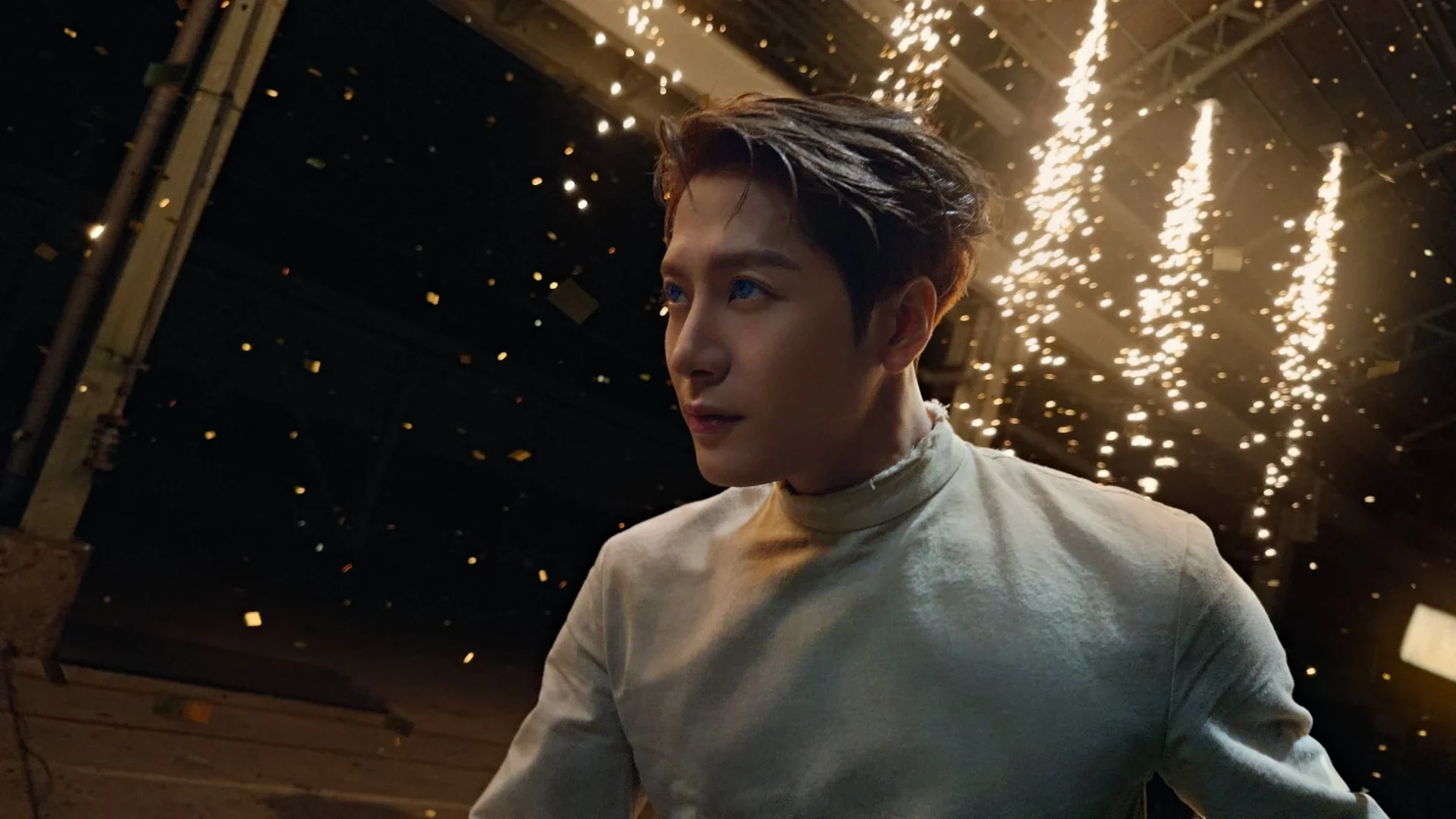 Jackson Wang「Let Loose」MVの一場面、金色の紙吹雪が舞う