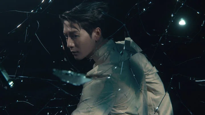 Jackson Wang「Let Loose」MVより、ガラスが割れる演出