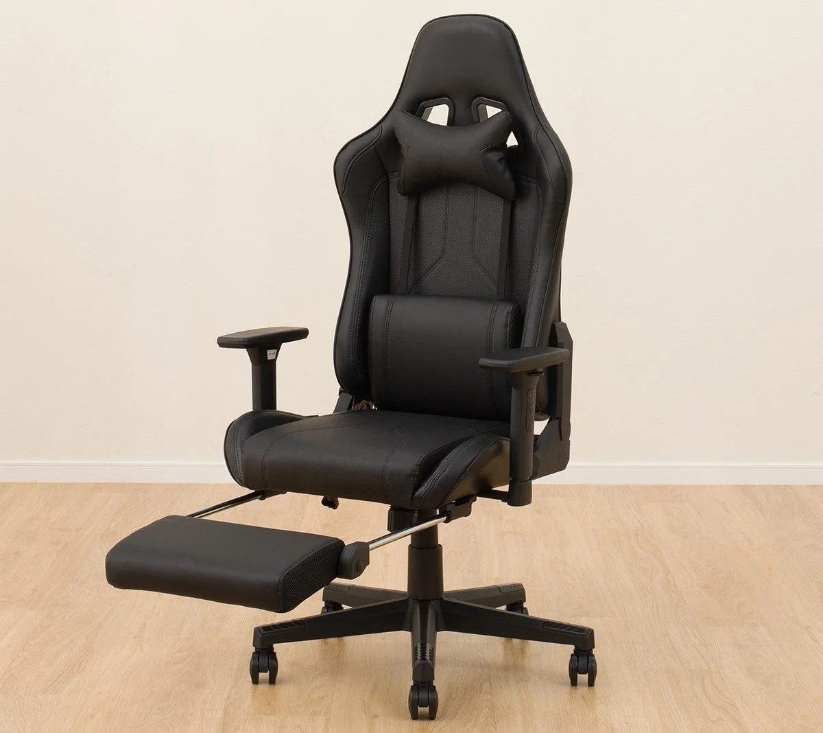期間限定価格で提供されるフットレスト付ゲーミングチェア
