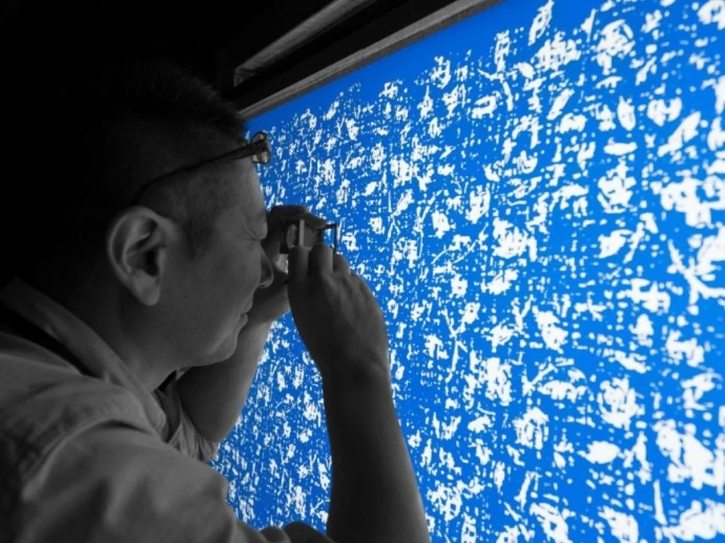 京友禅の伝統的な技法で模様を確認する職人
