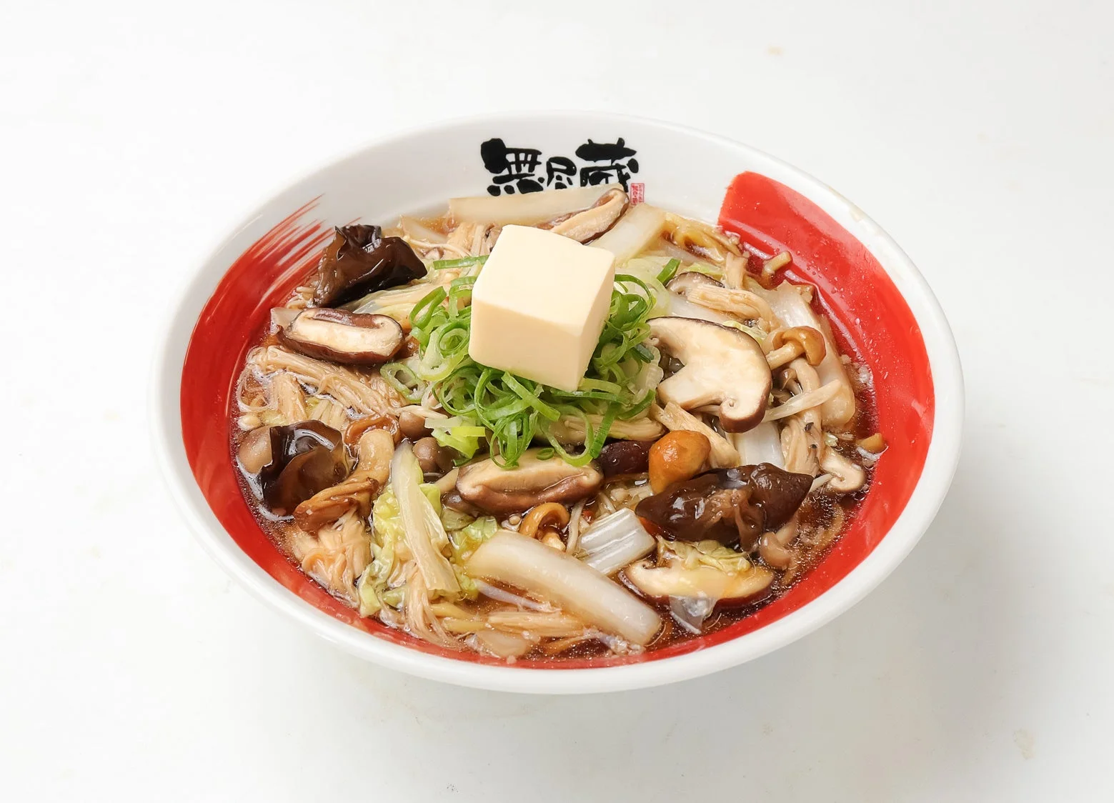 バタートッピングされた新潟醤油きのこらーめん。