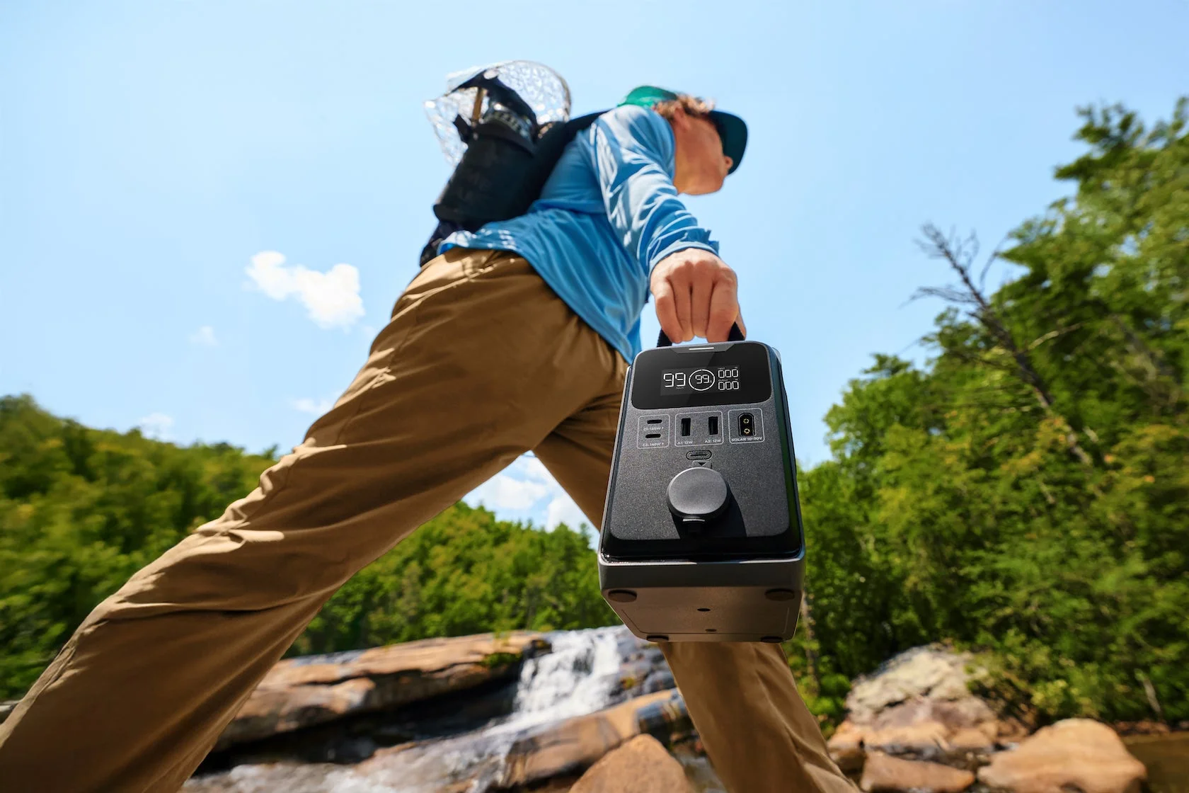 アウトドアでEcoFlow TRAILポータブル電源を片手に持つ人